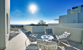Exclusiva promoción de nuevos apartamentos en primera línea de golf en venta en San Roque, Costa del Sol 60329 