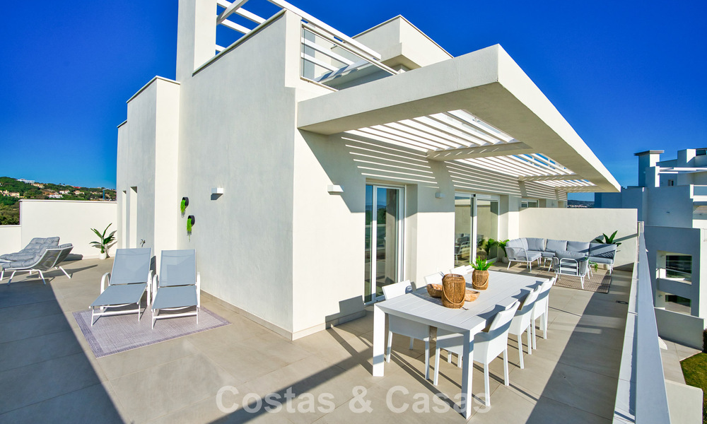 Exclusiva promoción de nuevos apartamentos en primera línea de golf en venta en San Roque, Costa del Sol 60330