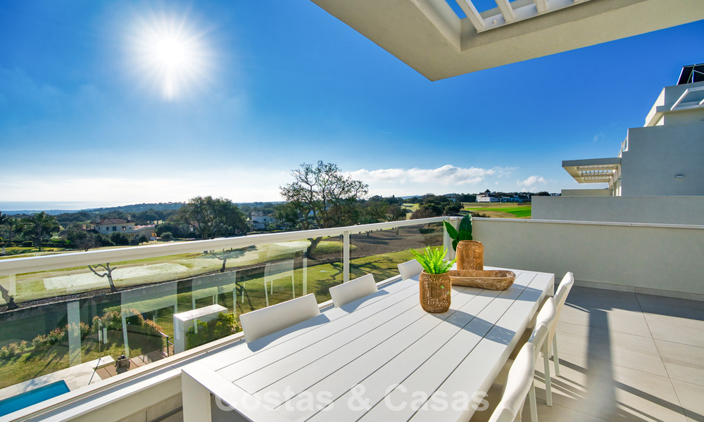 Exclusiva promoción de nuevos apartamentos en primera línea de golf en venta en San Roque, Costa del Sol 60331