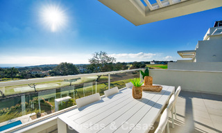 Exclusiva promoción de nuevos apartamentos en primera línea de golf en venta en San Roque, Costa del Sol 60331 