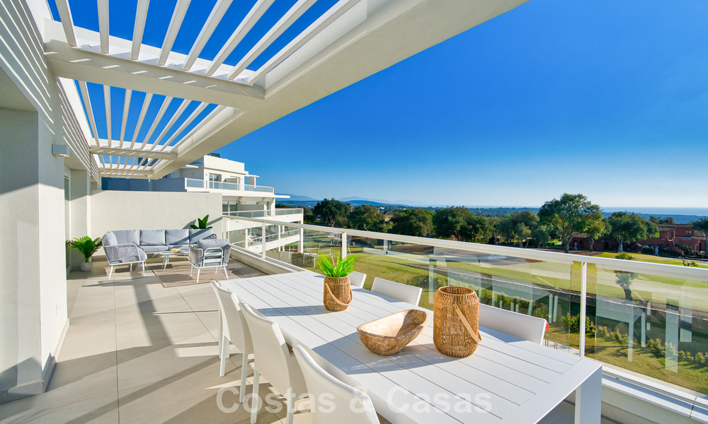 Exclusiva promoción de nuevos apartamentos en primera línea de golf en venta en San Roque, Costa del Sol 60332