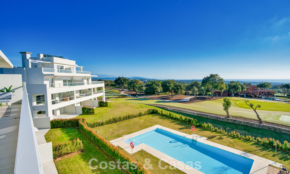 Exclusiva promoción de nuevos apartamentos en primera línea de golf en venta en San Roque, Costa del Sol 60333