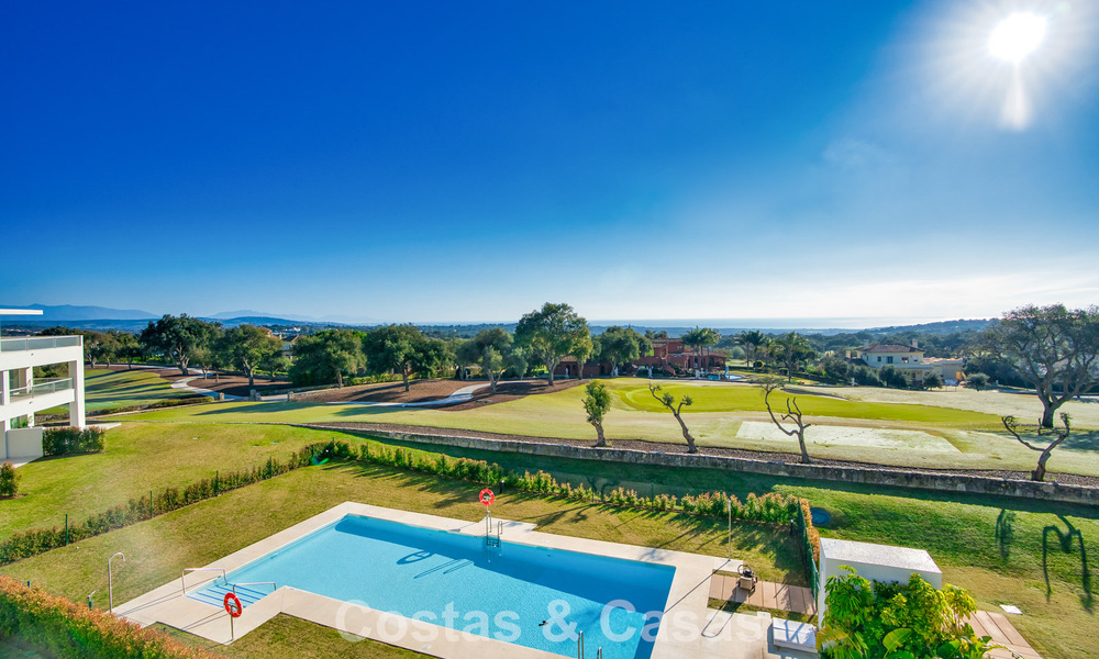 Exclusiva promoción de nuevos apartamentos en primera línea de golf en venta en San Roque, Costa del Sol 60334