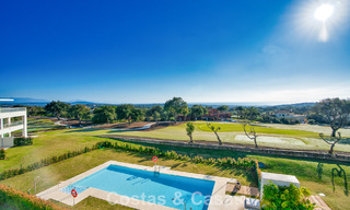 Exclusiva promoción de nuevos apartamentos en primera línea de golf en venta en San Roque, Costa del Sol 60334 