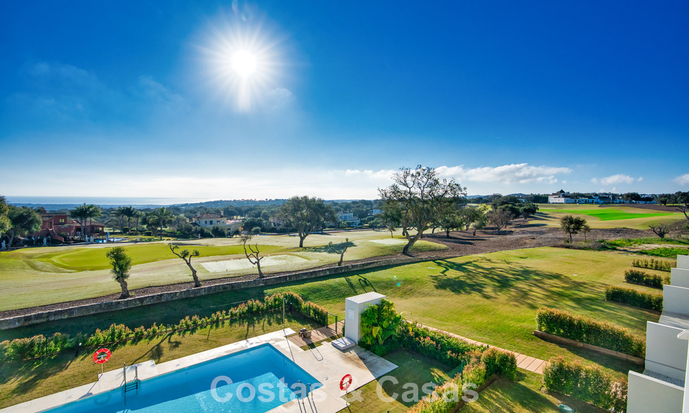 Exclusiva promoción de nuevos apartamentos en primera línea de golf en venta en San Roque, Costa del Sol 60335