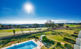 Exclusiva promoción de nuevos apartamentos en primera línea de golf en venta en San Roque, Costa del Sol 60335 