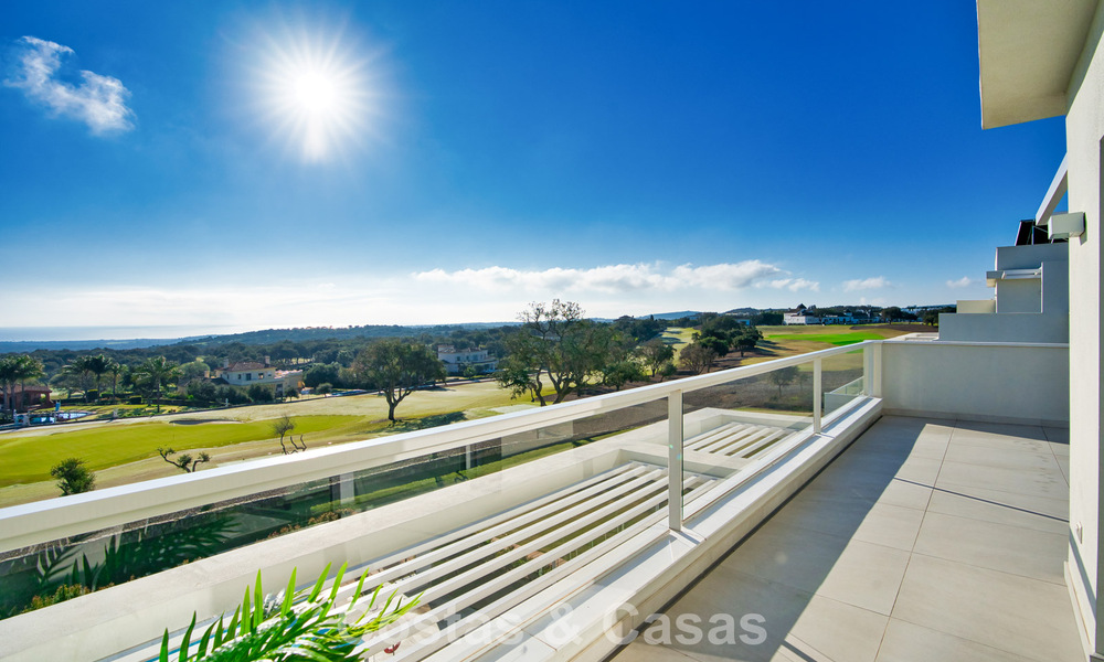 Exclusiva promoción de nuevos apartamentos en primera línea de golf en venta en San Roque, Costa del Sol 60339