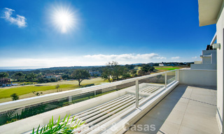 Exclusiva promoción de nuevos apartamentos en primera línea de golf en venta en San Roque, Costa del Sol 60339 