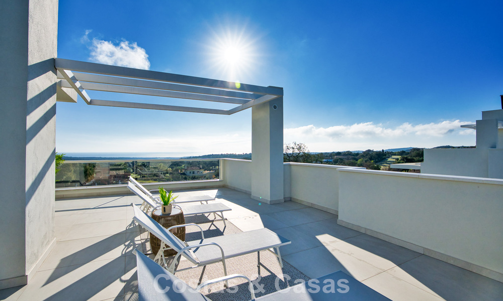 Exclusiva promoción de nuevos apartamentos en primera línea de golf en venta en San Roque, Costa del Sol 60341