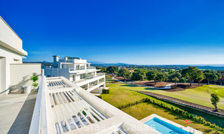 Exclusiva promoción de nuevos apartamentos en primera línea de golf en venta en San Roque, Costa del Sol 60343 