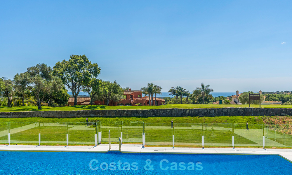 Exclusiva promoción de nuevos apartamentos en primera línea de golf en venta en San Roque, Costa del Sol 60351