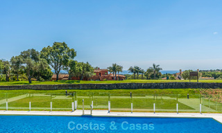 Exclusiva promoción de nuevos apartamentos en primera línea de golf en venta en San Roque, Costa del Sol 60351 