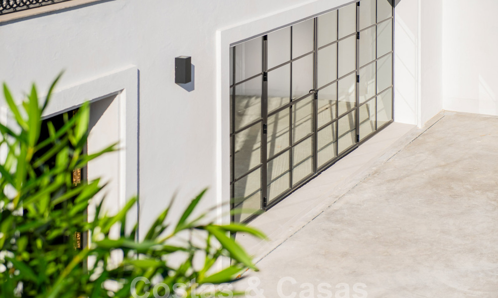 Lujosa villa de estilo arquitectónico clásico andaluz y vistas al mar en venta en la Nueva Milla de Oro, Marbella - Estepona 60089