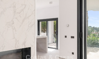 Lujosa villa de estilo arquitectónico clásico andaluz y vistas al mar en venta en la Nueva Milla de Oro, Marbella - Estepona 60092 