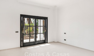 Lujosa villa de estilo arquitectónico clásico andaluz y vistas al mar en venta en la Nueva Milla de Oro, Marbella - Estepona 60094 