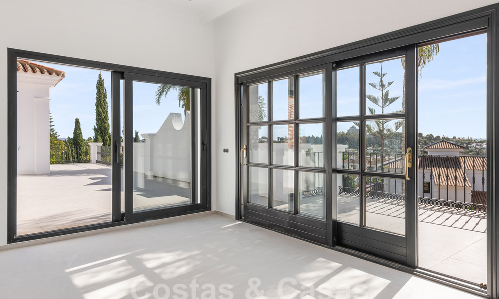Lujosa villa de estilo arquitectónico clásico andaluz y vistas al mar en venta en la Nueva Milla de Oro, Marbella - Estepona 60098