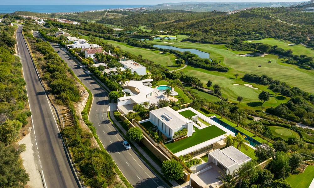 Villa majestuosa de diseño en venta en un campo de golf de 5 estrellas en la Costa del Sol 60107