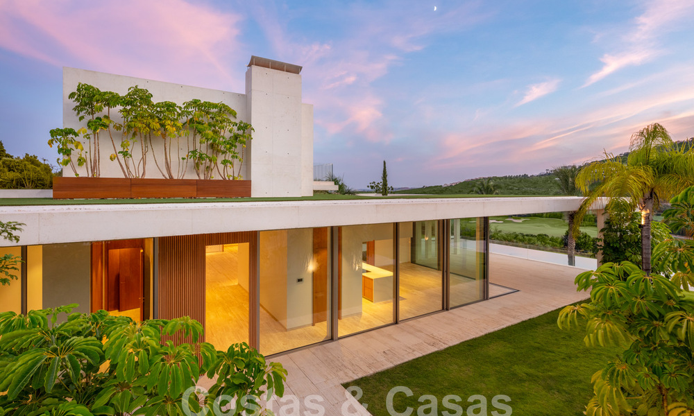 Villa majestuosa de diseño en venta en un campo de golf de 5 estrellas en la Costa del Sol 60132