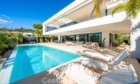 Sofisticada villa de lujo con elegante diseño en venta en urbanización cerrada en el valle del golf de Nueva Andalucia, Marbella 60362
