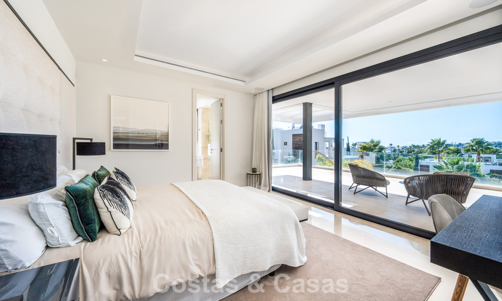 Sofisticada villa de lujo con elegante diseño en venta en urbanización cerrada en el valle del golf de Nueva Andalucia, Marbella 60363