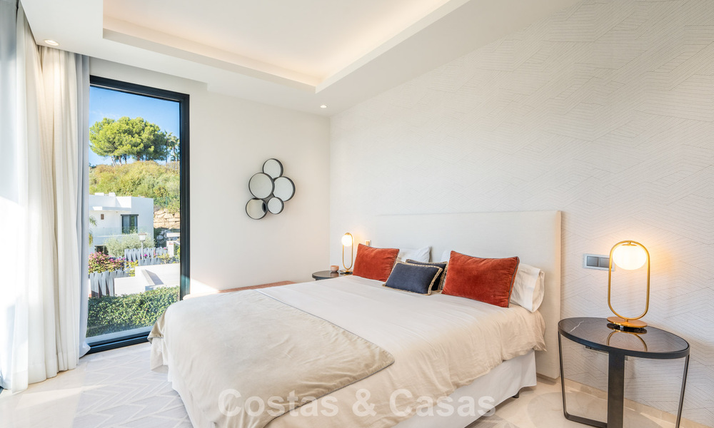 Sofisticada villa de lujo con elegante diseño en venta en urbanización cerrada en el valle del golf de Nueva Andalucia, Marbella 60364