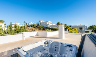 Sofisticada villa de lujo con elegante diseño en venta en urbanización cerrada en el valle del golf de Nueva Andalucia, Marbella 60365 