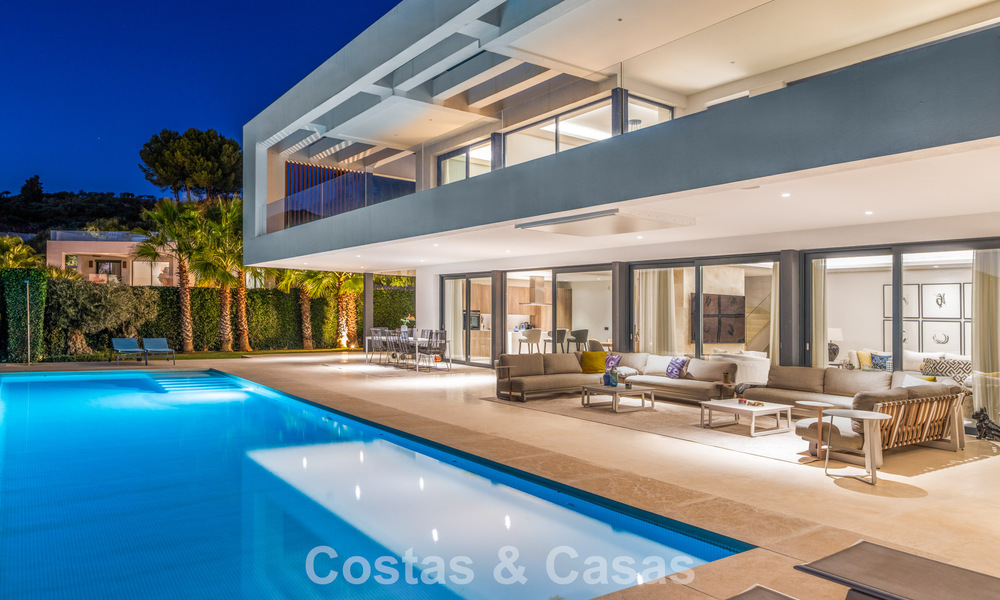 Sofisticada villa de lujo con elegante diseño en venta en urbanización cerrada en el valle del golf de Nueva Andalucia, Marbella 60366