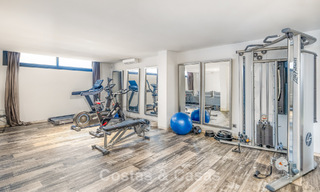 Sofisticada villa de lujo con elegante diseño en venta en urbanización cerrada en el valle del golf de Nueva Andalucia, Marbella 60368 