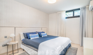 Sofisticada villa de lujo con elegante diseño en venta en urbanización cerrada en el valle del golf de Nueva Andalucia, Marbella 60369 