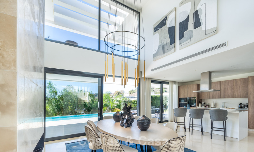 Sofisticada villa de lujo con elegante diseño en venta en urbanización cerrada en el valle del golf de Nueva Andalucia, Marbella 60370
