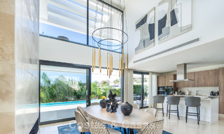 Sofisticada villa de lujo con elegante diseño en venta en urbanización cerrada en el valle del golf de Nueva Andalucia, Marbella 60370 