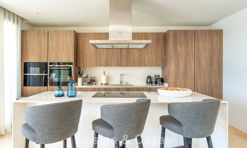 Sofisticada villa de lujo con elegante diseño en venta en urbanización cerrada en el valle del golf de Nueva Andalucia, Marbella 60371