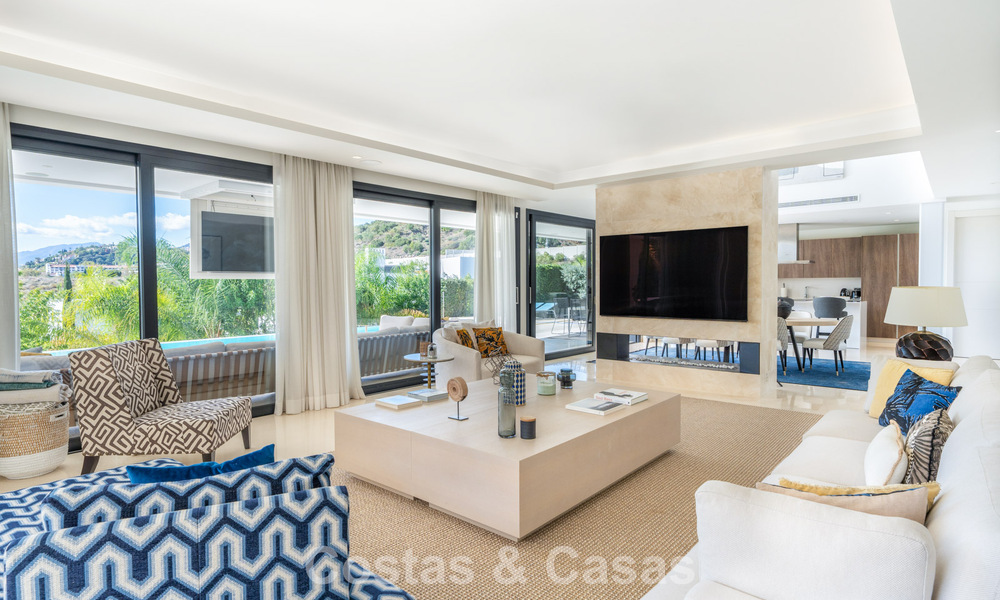 Sofisticada villa de lujo con elegante diseño en venta en urbanización cerrada en el valle del golf de Nueva Andalucia, Marbella 60372