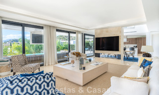 Sofisticada villa de lujo con elegante diseño en venta en urbanización cerrada en el valle del golf de Nueva Andalucia, Marbella 60372 