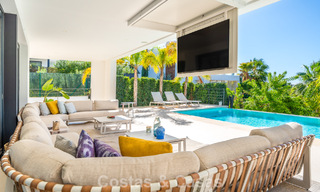 Sofisticada villa de lujo con elegante diseño en venta en urbanización cerrada en el valle del golf de Nueva Andalucia, Marbella 60373 