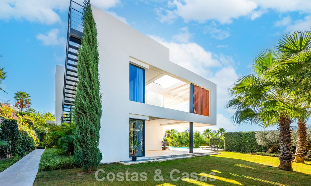 Sofisticada villa de lujo con elegante diseño en venta en urbanización cerrada en el valle del golf de Nueva Andalucia, Marbella 60374