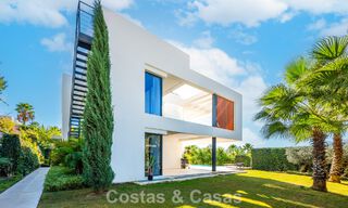 Sofisticada villa de lujo con elegante diseño en venta en urbanización cerrada en el valle del golf de Nueva Andalucia, Marbella 60374 