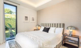 Sofisticada villa de lujo con elegante diseño en venta en urbanización cerrada en el valle del golf de Nueva Andalucia, Marbella 60375 