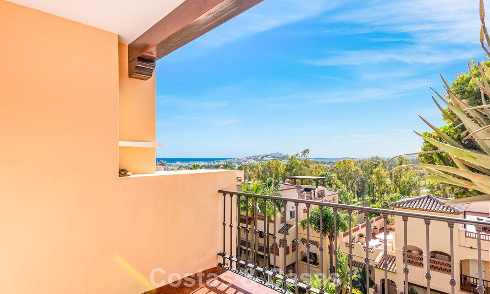 Amplio apartamento en venta con vistas al mar en complejo en primera línea de golf en la Nueva Milla de Oro, Marbella - Estepona 60376