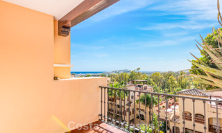 Amplio apartamento en venta con vistas al mar en complejo en primera línea de golf en la Nueva Milla de Oro, Marbella - Estepona 60376 