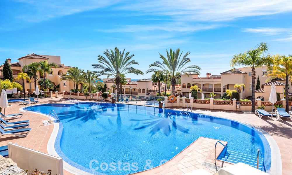 Amplio apartamento en venta con vistas al mar en complejo en primera línea de golf en la Nueva Milla de Oro, Marbella - Estepona 60379