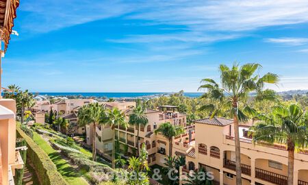 Amplio apartamento en venta con vistas al mar en complejo en primera línea de golf en la Nueva Milla de Oro, Marbella - Estepona 60380