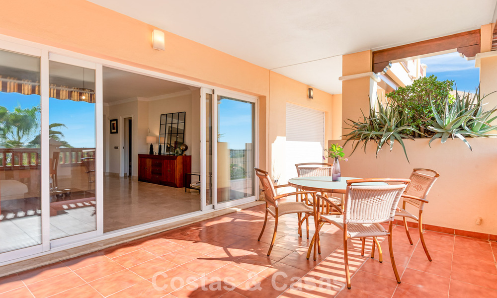 Amplio apartamento en venta con vistas al mar en complejo en primera línea de golf en la Nueva Milla de Oro, Marbella - Estepona 60381