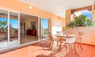 Amplio apartamento en venta con vistas al mar en complejo en primera línea de golf en la Nueva Milla de Oro, Marbella - Estepona 60381 