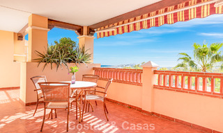 Amplio apartamento en venta con vistas al mar en complejo en primera línea de golf en la Nueva Milla de Oro, Marbella - Estepona 60382 