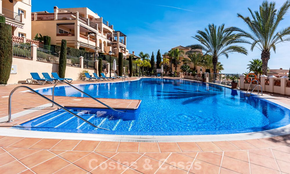 Amplio apartamento en venta con vistas al mar en complejo en primera línea de golf en la Nueva Milla de Oro, Marbella - Estepona 60384