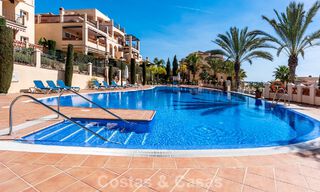 Amplio apartamento en venta con vistas al mar en complejo en primera línea de golf en la Nueva Milla de Oro, Marbella - Estepona 60384 