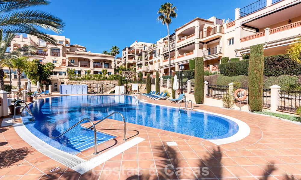 Amplio apartamento en venta con vistas al mar en complejo en primera línea de golf en la Nueva Milla de Oro, Marbella - Estepona 60385