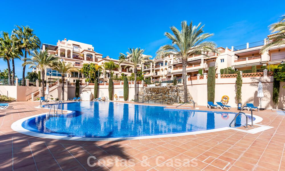 Amplio apartamento en venta con vistas al mar en complejo en primera línea de golf en la Nueva Milla de Oro, Marbella - Estepona 60386