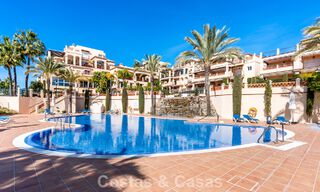 Amplio apartamento en venta con vistas al mar en complejo en primera línea de golf en la Nueva Milla de Oro, Marbella - Estepona 60386 